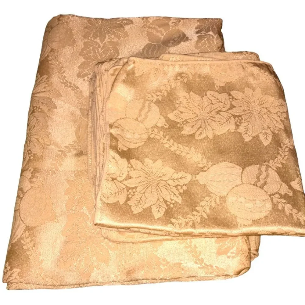 ‎Holiday cream table linens